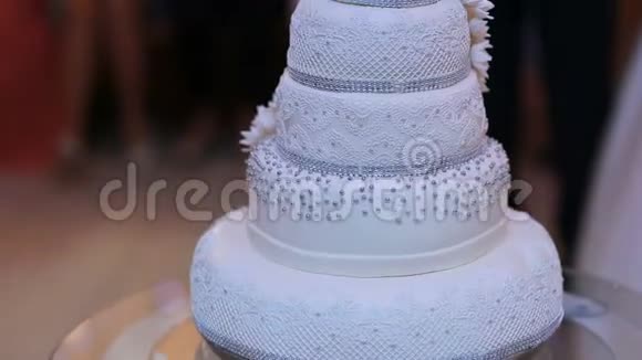 婚礼蛋糕准备好了可以被情侣切吃视频的预览图