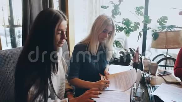 一家公司的女商人在咖啡馆里积极讨论一个商业项目视频的预览图