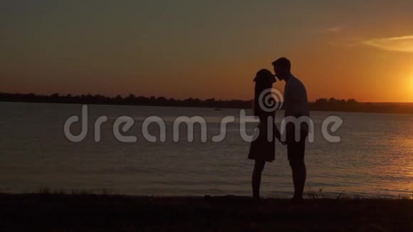 爱的老两口享受浪漫的日落傍晚一起在海滩上跳舞视频的预览图