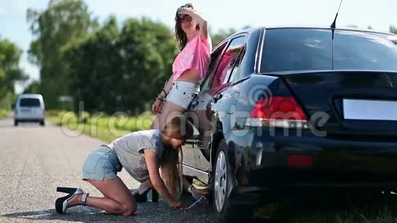 可爱的女人顶着她的车换爆胎视频的预览图