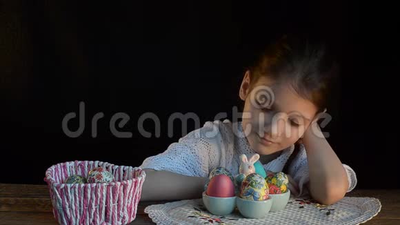 小女孩把复活节彩蛋放进篮子里视频的预览图