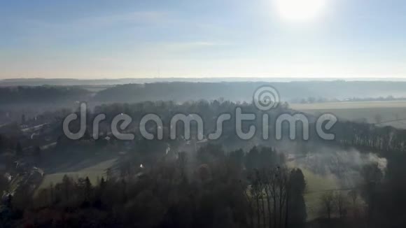 清晨雾天森林和农田的空中景观视频的预览图