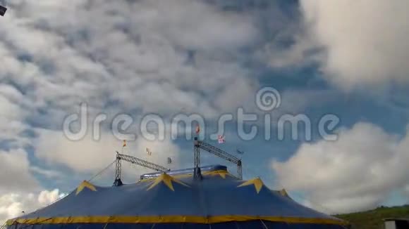 在马戏团帐篷上移动云层视频的预览图