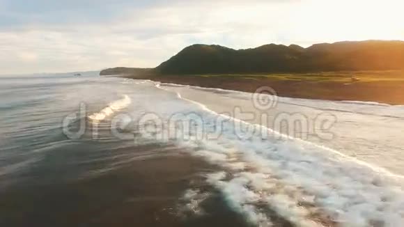 在空旷的海滩上阳光明媚视频的预览图