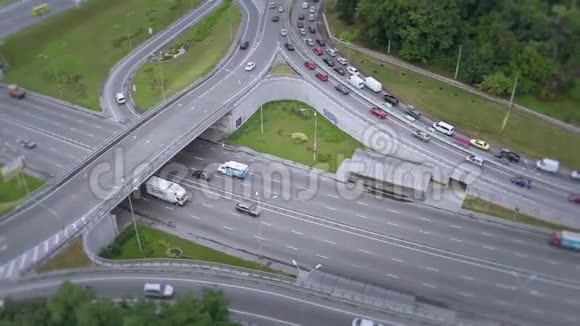 繁忙道路交叉口快速和慢速驾驶汽车的航拍镜头视频的预览图