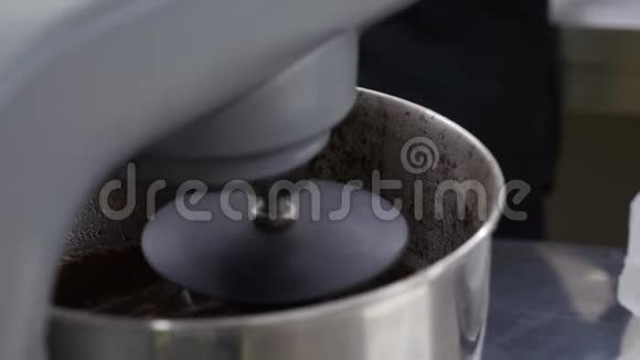 一个巧克力奶油在碗里和一个支架搅拌机视频的预览图