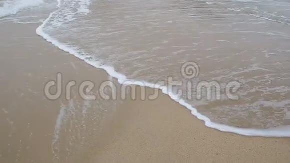 泰国沙滩上的软浪视频的预览图