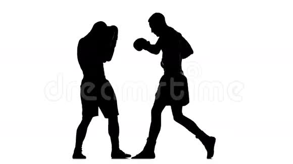 肌肉拳击手被训练用来打对手剪影视频的预览图