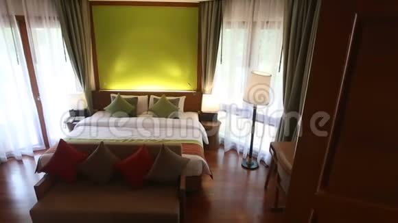带窗帘的双人床酒店客房视频的预览图
