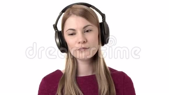 带着耳机的美丽悲伤的女人在智能手表上听音乐孤立的白色背景视频的预览图