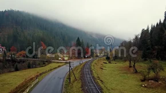 鸟瞰风景如画的山谷有村庄铁路公路和河流乌克兰视频的预览图