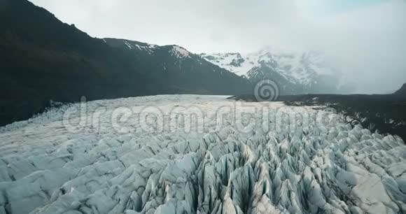 美丽的空中全景瓦特纳霍卡尔冰川与灰科普特在冰岛国家公园飞越冰山视频的预览图