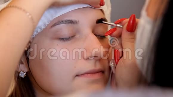 在美容院化妆师给顾客画眉毛视频的预览图