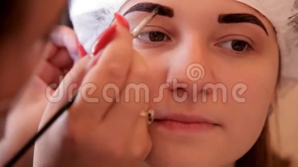 在美容院化妆师给顾客画眉毛视频的预览图
