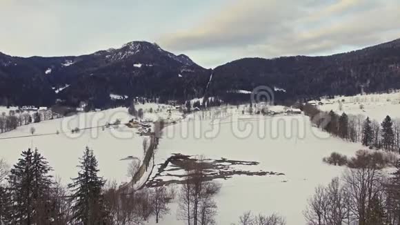 空中飞行在斯洛文尼亚的杰泽斯科飞越冬湖视频的预览图