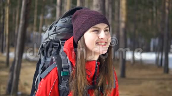 开朗的徒步旅行者女性肖像美丽微笑的女性穿着背包视频的预览图