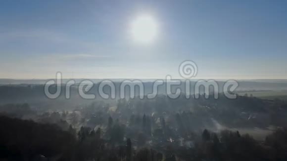 清晨雾天森林和农田的空中景观视频的预览图