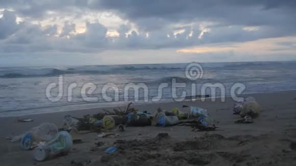 风暴过后海洋海滩上许多垃圾和塑料废物的时间流逝库塔巴厘岛印度尼西亚视频的预览图