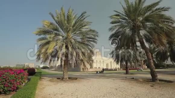 阿曼马斯喀特苏丹卡布斯大清真寺的美丽景色监视动作视频的预览图