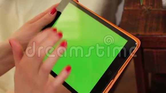 女性双手触摸平板电脑屏幕上的菜单视频的预览图
