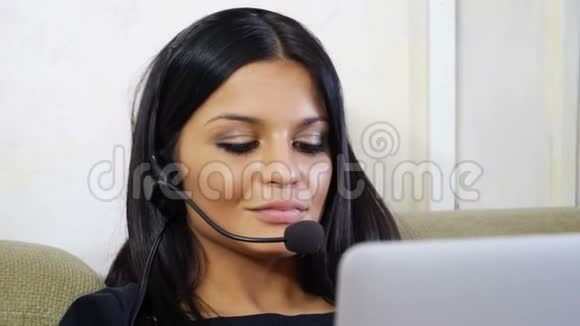 年轻女性带耳机的客户服务操作员视频的预览图