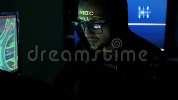 男性黑客在计算机上工作戴眼镜的IT专业程序员在网络安全中心工作视频的预览图