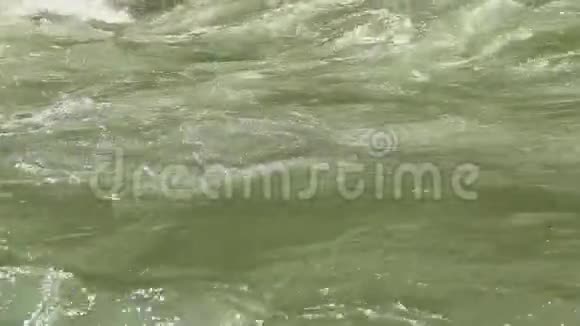 阳光反射在绿色湍流的水瀑布洪水视频的预览图