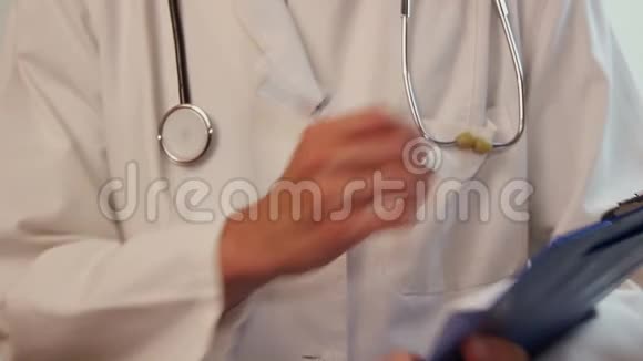 男医生在剪贴板上写Rx处方做笔记视频的预览图