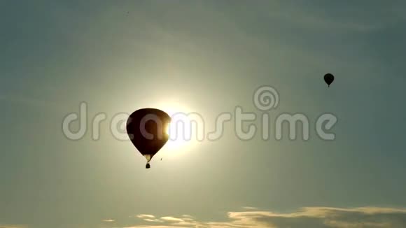 空中的气球剪影视频的预览图