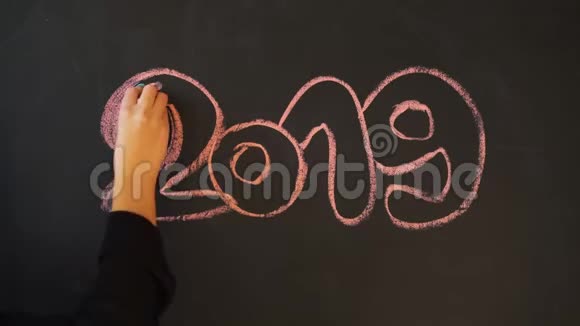 2019年写在石板上的文字手工粉笔视频的预览图