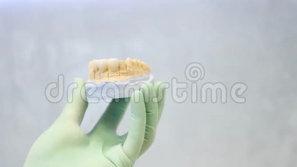 牙科医生检查牙床的质量和颜色视频的预览图