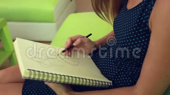 女人在相册里画画视频的预览图