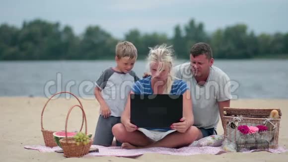 家人和祖父母用笔记本电脑交谈视频的预览图