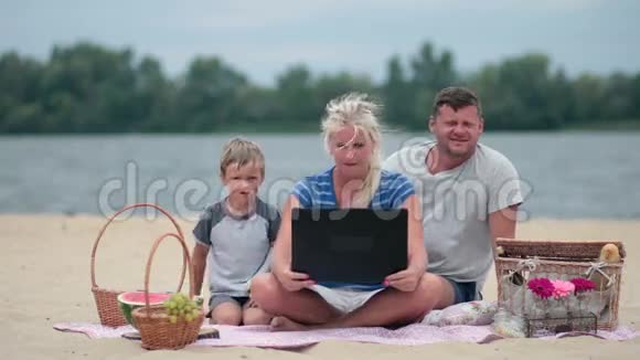 家庭使用笔记本电脑和奶奶说话视频的预览图
