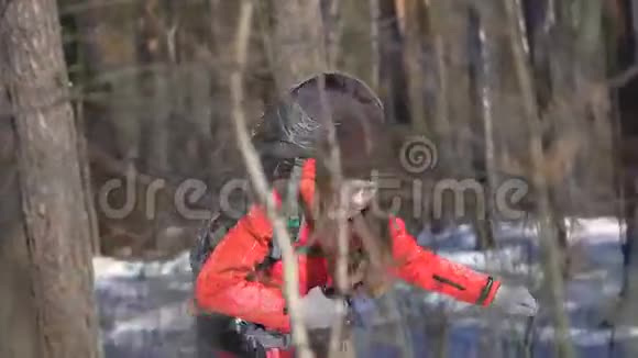 女徒步旅行者在冬季森林徒步旅行旅行徒步旅行极限运动的概念视频的预览图