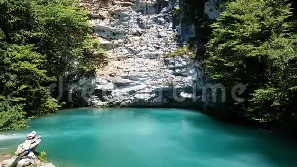 美丽的蓝色湖泊在阿布哈兹地标视频的预览图