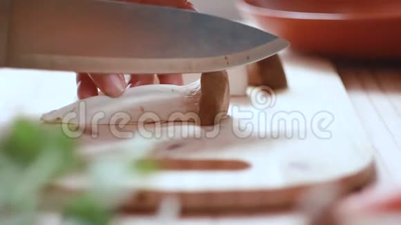 用菜刀将女人的手收起来用滑滑梯切出艾林吉蘑菇准备做饭视频的预览图