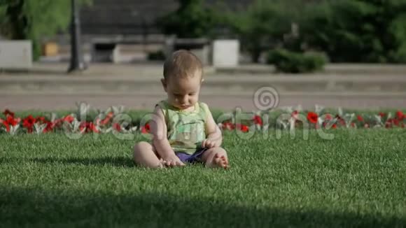 婴儿从草地上慢慢地爬行小婴儿世界慢动作4k视频的预览图