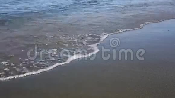 海浪冲刷沙滩视频的预览图