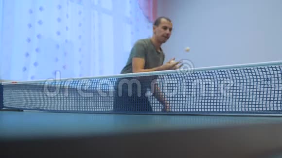 乒乓球正手概念慢动作视频模糊焦点男子乒乓球训练视频的预览图