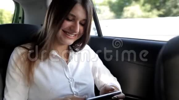 年轻的商务女孩坐出租车去参加商务会议视频的预览图