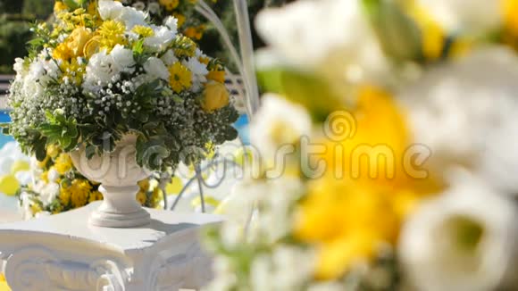 黄色和白色的花在装饰花瓶装饰院子举行婚礼视频的预览图