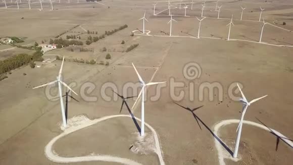 在沙漠中发电的风车视频的预览图