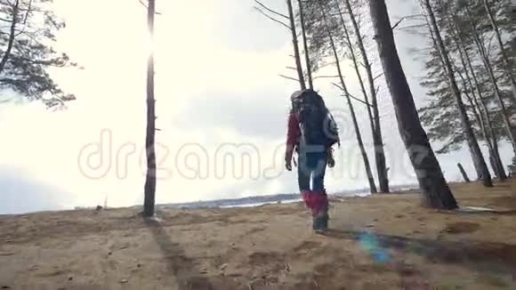 带背包的年轻女子在悬崖上后景旅游运动生活方式理念慢动作视频的预览图