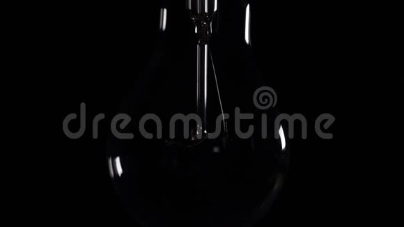 在黑色背景上闪烁灯泡视频的预览图