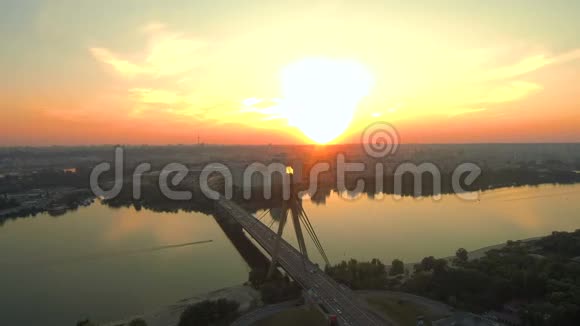 空中无人机飞行录像用汽车俯瞰河上的桥视频的预览图