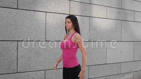 年轻的健身妇女在一个住宅区跑步20年代的白人模特视频的预览图