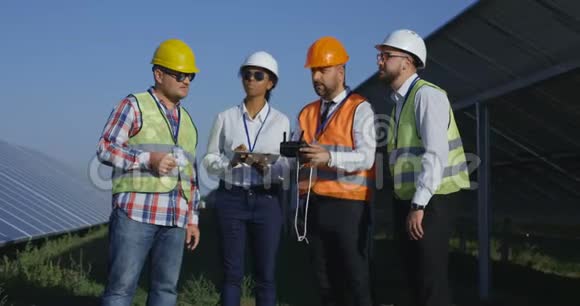 太阳能农场工程师发射无人机视频的预览图