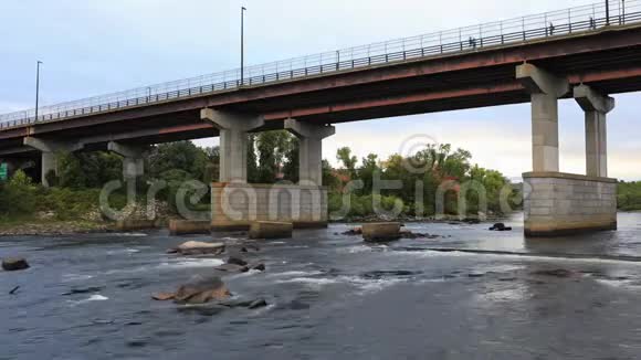 新罕布什尔州曼彻斯特大桥和梅里马克河的时间推移视频的预览图