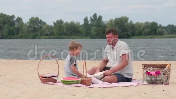 快乐的一家人玩枕头大战海滩视频的预览图